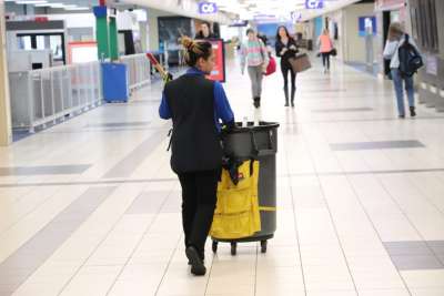 ADR (Aeroporti di Roma) assume addetti alle pulizie con licenza media per lo scalo di Fiumicino