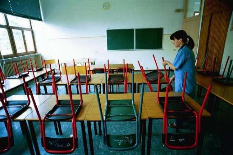 SCUOLA. ORA 2.004 DIRETTORI GENERALI, POI 12.000 BIDELLI