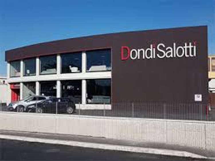 60 nei nuovi negozi di Dondi Salotti: commessi, geometri, manager, tappezzieri