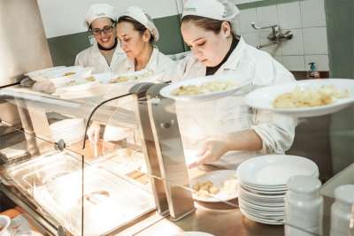 CERCANSI ADDETTI MENSA IN DIVERSE ZONE A ROMA