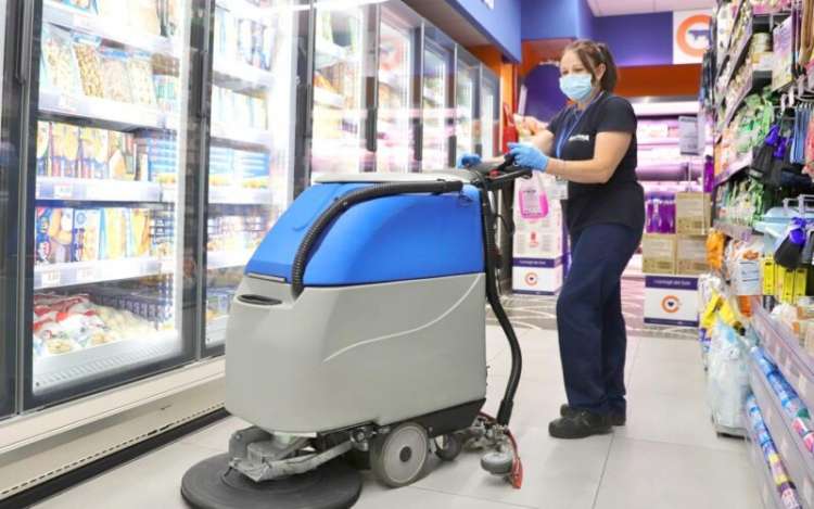 Addetti alle pulizie per i negozi nel centro commerciale Porta di Roma