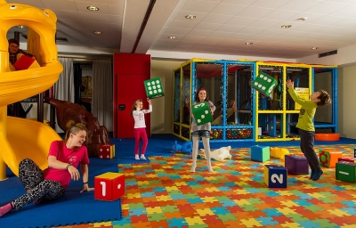 10 ANIMATORI PARCO GIOCHI PER BAMBINI PER IL C.C. ROMA EST