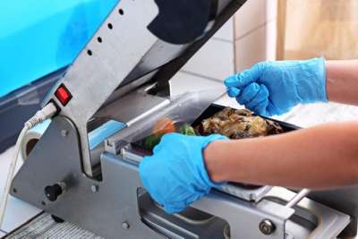 8 addetti al confezionamento pasti per aziende, caserme, comunit&agrave;, scuole e strutture sanitarie di Monterotondo