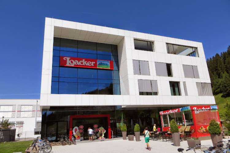 Camerieri/baristi, impiegati e sales per i wafer di Loacker