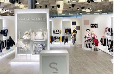 Commessi, designer, impiegati e operatori per gli abiti da bambino Miniconf