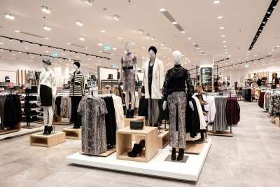 Allievi direttori, capi reparto, commessi e magazzinieri nella moda di Piazza Italia