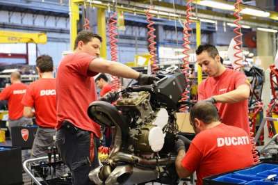 La moto Ducati vince il mondiale e in fabbrica scattano le assunzioni