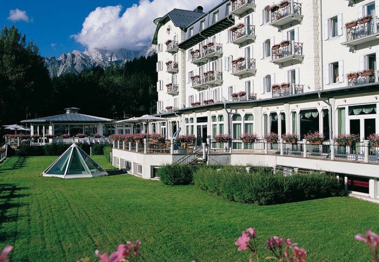 DUE ALBERGHI A 5 STELLE NELLE DOLOMITI CERCANO PERSONALE