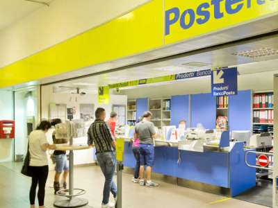 Poste Italiane assume operatori di sportello a tempo indeterminato: domande entro il 2 ottobre