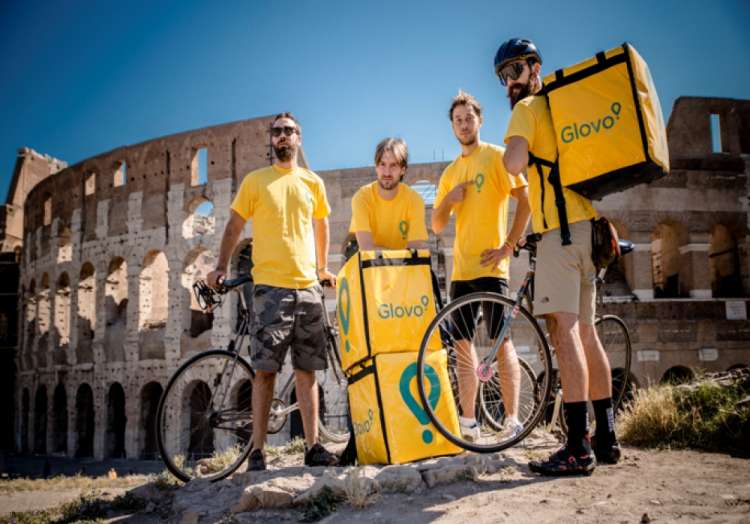 Non solo cibi: a casa i corrieri di Glovo (10 euro l&rsquo;ora) ti portano di tutto