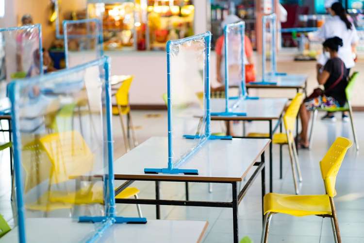 4 addetti consegna pasti agli istituti scolastici di Busto Arsizio (MI)