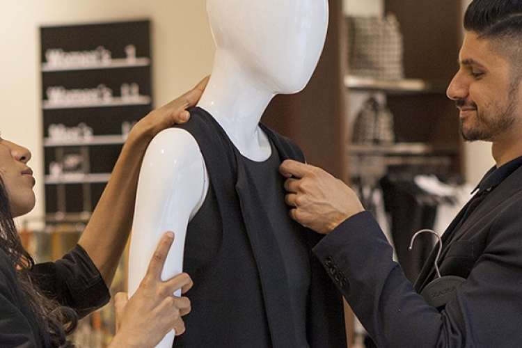 100 addetti alla vendita, responsabili e visual merchandiser nei negozi Zara e C.