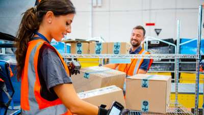 Continua la corsa di Amazon: nuovi centri e altre assunzioni di addetti smistamento e magazzinieri