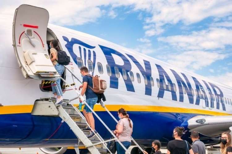 Ryanair seleziona assistenti di volo a Roma e altre citt&agrave;: tutte le date di febbraio