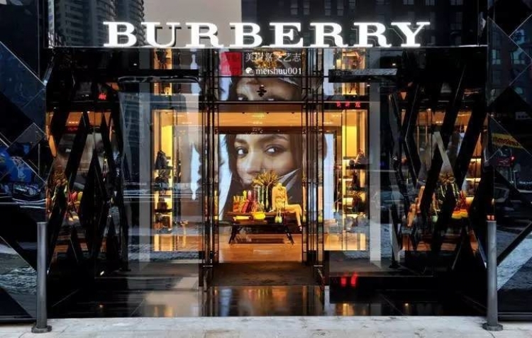 BURBERRY CERCA CASSIERI E COMMESSI A ROMA E IN ALTRE CITT&Agrave;