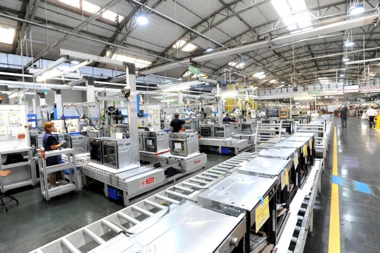 10 ADDETTI LOGISTICA, INGEGNERI E OPERAI PER WHIRLPOOL