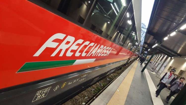 Hostess e steward subito per Trenitalia: 400 al servizio dei viaggiatori