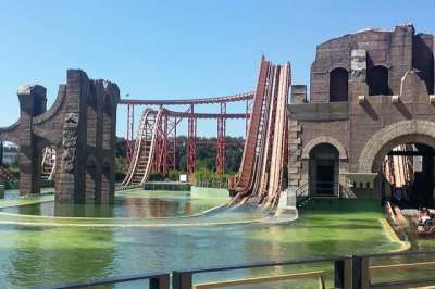 10 addetti vendita di prodotti e gadget per il parco divertimenti Cinecitt&agrave; World