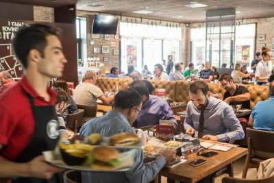 900 TRA CAMERIERI, GRIGLISTI E RECEPTIONIST PER ROADHOUSE