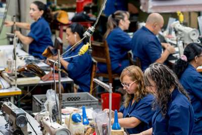 10 OPERAI ADDETTI ALL'IMBUSTAMENTO A MILANO