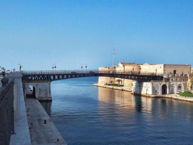 20 AL COMUNE DI TARANTO: AMMINISTRATIVI E ASSISTENTI SOCIALI