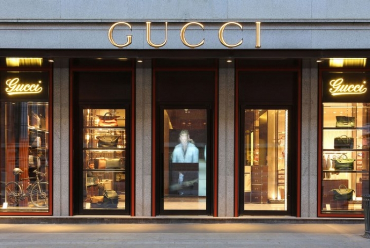 60 OPERAI, TECNICI E INGEGNERI NEGLI STABILIMENTI GUCCI