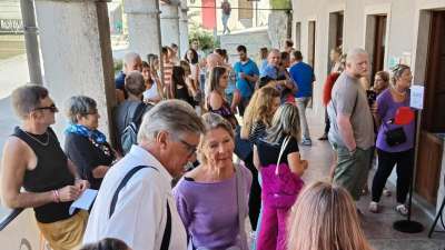 La Rai cerca acrobati, animatori, claqueurs, comparse, figuranti, giocolieri, indossatori e mimi