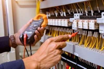 10 operai per installazione, manutenzione e riparazione impianti elettrici e industriali