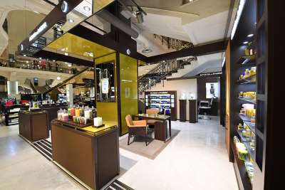 SALES ASSISTANT, FLOOR E STORE MANAGER PER COIN A ROMA E MILANO