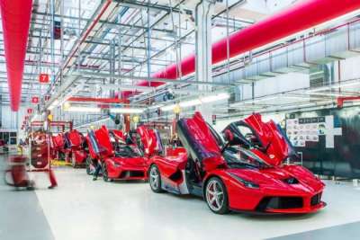 Ingegneri per la Ferrari a Maranello: le vendite sempre okay