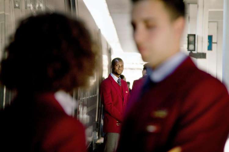 COMPAGNIA FERROVIARIA CERCA HOSTESS/STEWARD DI BORDO TRENO